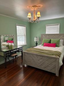 una camera con letto, scrivania e lampadario a braccio di Back Creek, Winchester, VA a Winchester