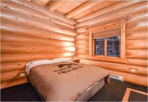 a bedroom with a bed in a log cabin at Charming Rustic Cabin Perfect for Groups in Golden