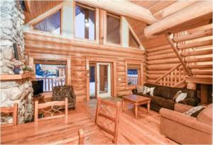 a log cabin living room with a couch and a table at Charming Rustic Cabin Perfect for Groups in Golden
