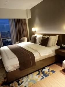 Postel nebo postele na pokoji v ubytování RBR Lux at Novotel Manila Hotel Residences Acqua + 74 fotografií