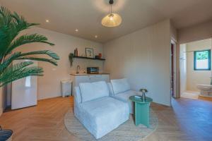 Nhà bếp/bếp nhỏ tại Luxury Plunge Pool - 6 min Walk to Palm Beach