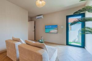 TV/trung tâm giải trí tại Luxury Plunge Pool - 6 min Walk to Palm Beach