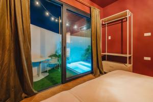Giường trong phòng chung tại Luxury Plunge Pool - 6 min Walk to Palm Beach +31 ảnh