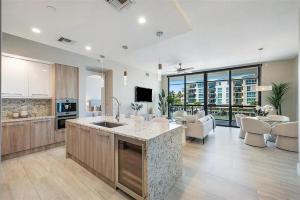 eine Küche und ein Wohnzimmer mit Blick auf ein Gebäude in der Unterkunft Chic Three-Bedroom Waterfront Condo With Private Balcony in Fort Lauderdale + 19 Fotos