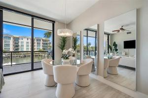 ein Esszimmer mit einem Tisch und Stühlen mit Aussicht in der Unterkunft Chic Three-Bedroom Waterfront Condo With Private Balcony in Fort Lauderdale