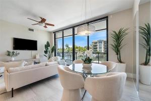 ein Wohnzimmer mit Sofa, Tisch und Stühlen in der Unterkunft Chic Three-Bedroom Waterfront Condo With Private Balcony in Fort Lauderdale