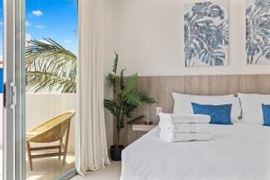 Postel nebo postele na pokoji v ubytování The Park in Grace Bay