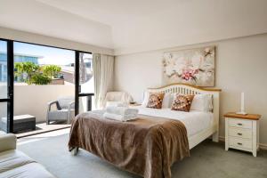 En eller flere senge i et værelse på Premium Orewa Beachside Escape - Backyard & BBQ