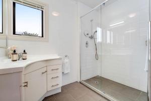 Et badeværelse på Premium Orewa Beachside Escape - Backyard & BBQ + 19 billeder