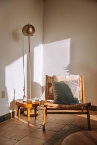 Posezení v ubytování First Light - Vintage waterfront with hot tub - One Bedroom