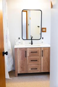 Fotografie z fotogalerie ubytování First Light - Vintage waterfront with hot tub - One Bedroom v destinaci Tofino + 18 fotografií