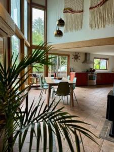 Posezení v ubytování First Light - Vintage waterfront with hot tub - One Bedroom