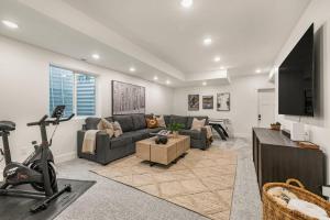 TV a/nebo společenská místnost v ubytování Teton Valley Getaway