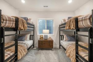 Postel nebo postele na pokoji v ubytování Teton Valley Getaway