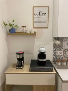 een koffiezetapparaat op een aanrecht in een keuken bij Cujo Apartment in La Spezia