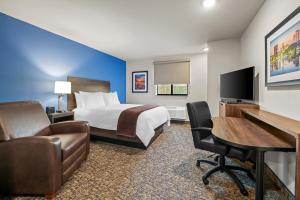 Una televisión o centro de entretenimiento en My Place Hotel-Augusta, GA