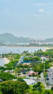 Praia do Canto Apart Hotel Frente Mar في فيتوريا: اطلالة على حديقة بها قوارب في الماء