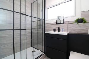 Et badeværelse på Modern 3BR Home with Parking + 26 billeder