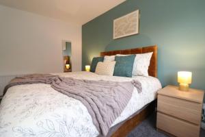 En eller flere senge i et værelse på Modern 3BR Home with Parking