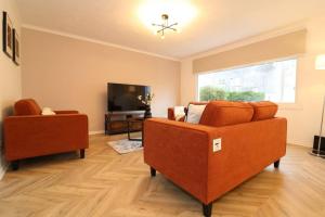 Et tv og/eller underholdning på Modern 3BR Home with Parking