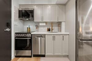 O bucătărie sau chicinetă la Casa Hotels McCaul- Brand-New Basement Suite Studio