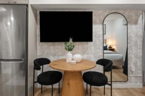 Un pat sau paturi într-o cameră la Casa Hotels McCaul- Brand-New Basement Suite Studio