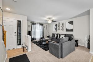 Khu vực ghế ngồi tại Roomy Getaway Elevate Your Stay, 6 Mins to RIC