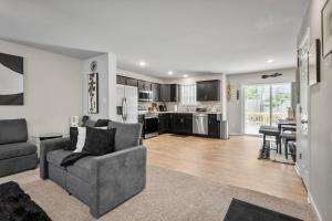 Nhà bếp/bếp nhỏ tại Roomy Getaway Elevate Your Stay, 6 Mins to RIC