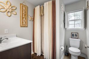 Phòng tắm tại Roomy Getaway Elevate Your Stay, 6 Mins to RIC +33 ảnh
