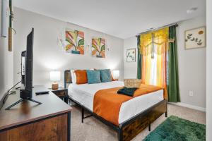 Giường trong phòng chung tại Roomy Getaway Elevate Your Stay, 6 Mins to RIC