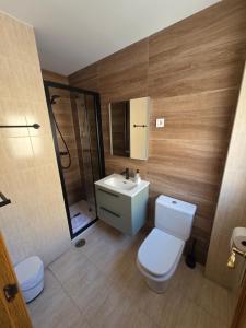 Ένα μπάνιο στο Hostal De la Rosa By Parque Warner Madrid +14 φωτογραφίες