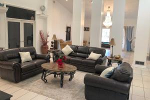 - un salon avec des canapés en cuir et une table dans l'établissement Pet-Friendly Dover Retreat with Yard and Pool Table, à Dover