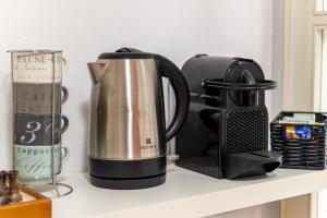 Příslušenství pro přípravu čaje a kávy v ubytování Le Finestre su Via Veneto