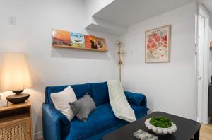 O zonă de relaxare la Casa Hotels McCaul- Brand-New Basement Suite Studio