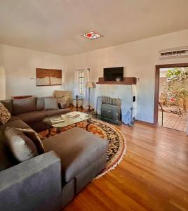 TV a/nebo společenská místnost v ubytování 3 bed 2 bath Hacienda near Downtown and NMSU.