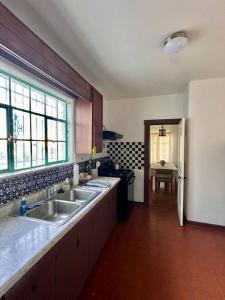 Kuchyň nebo kuchyňský kout v ubytování 3 bed 2 bath Hacienda near Downtown and NMSU.