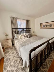 Postel nebo postele na pokoji v ubytování 3 bed 2 bath Hacienda near Downtown and NMSU.