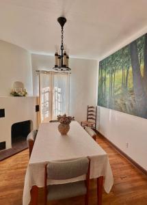 Posezení v ubytování 3 bed 2 bath Hacienda near Downtown and NMSU.