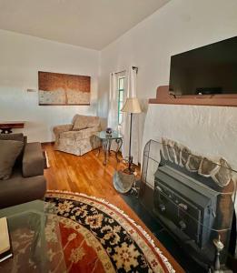 TV a/nebo společenská místnost v ubytování 3 bed 2 bath Hacienda near Downtown and NMSU. + 6 fotografií