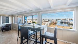 Et opholdsområde på Coastal Bayside Condo Walkable to Sand Surf