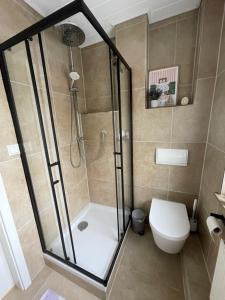 Modernes Haus mit Garten in Windberg, ruhig & zentral في مونشنغلادباخ: حمام مع دش ومرحاض +16 صورة