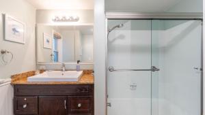 Et badeværelse på Coastal Bayside Condo Walkable to Sand Surf + 20 billeder