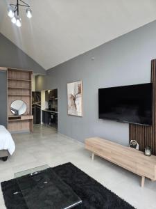 TV a/nebo společenská místnost v ubytování iThusi stream