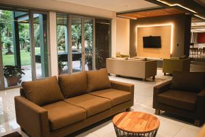 a living room with a couch and a tv at Puerto Mineral Hotel & Golf in Capioví