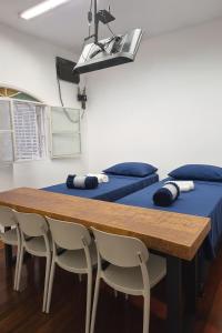 Studio Privativo 3 min Centro para 4 pessoas com 2 quartos ar condicionado في أبرلانديا: غرفة طعام بها طاولة وكراسي