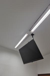 Studio Privativo 3 min Centro para 4 pessoas com 2 quartos ar condicionado في أبرلانديا: مجرى ضوء يتدلى من السقف في الغرفة +23 صورة