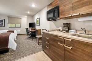 Una cocina o kitchenette en My Place Hotel-Augusta, GA