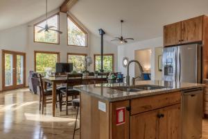 Køkken eller tekøkken på Fall Colors Getaway Walk to Downtown & Ferry