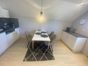 eine Küche mit Tisch und Stühlen in einem Zimmer in der Unterkunft 2 Zimmer-Wohnung ruhig modern zentrumsnah in Abensberg