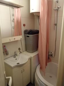 Un baño pequeño con inodoro y lavabo. en Apartman Centar 2, en Šabac